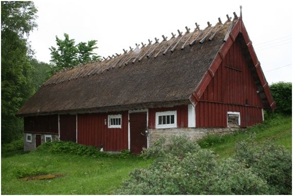 Lagården vid Tomtens kvarn med det vackra vasstaket som lades om i början av 2000-talet