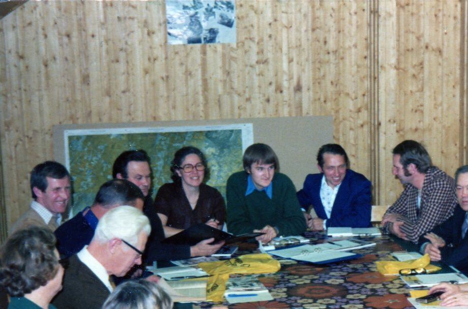 Möte med Slöta Natur och Hembygdsförening i mitten av 1970-talet. Från vä: Okänd, Astrid Lindblad, Tage Lindblad, okänd, Lennart Fredriksson, Josef Jakobsson, Ingrid Karlsson, Ted Rosvall, Sten Strandh, Sture Karsåker, Gunnar Hallberg, Hilner Hallberg, Helga Johansson, Stig Johansson, Dagmar Hallberg.
